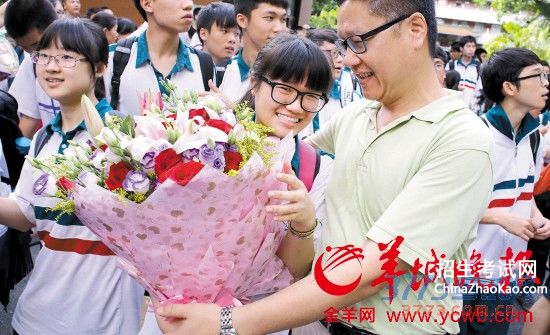 　　昨日，广东高考结束。广雅考点，家长们手捧鲜花、礼物迎接孩子