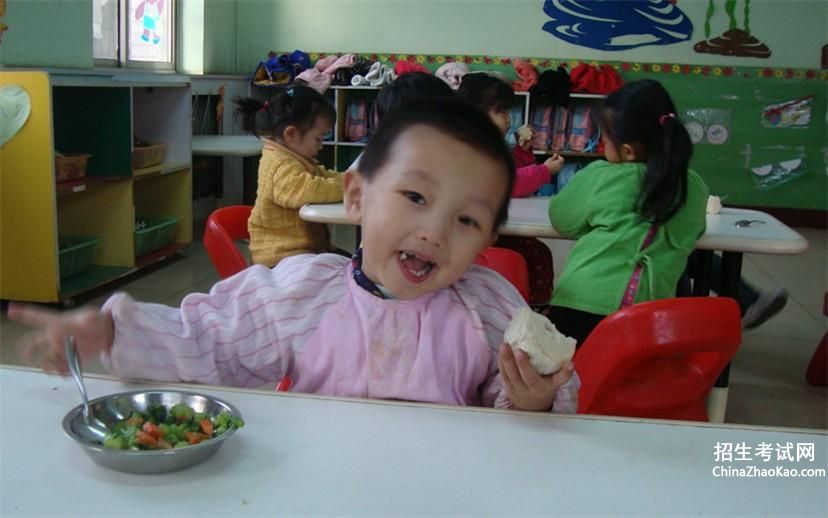幼儿园学生在校吃早餐的家长会