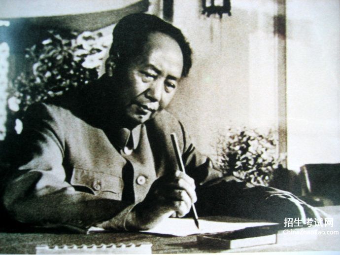 影片中，毛主席常常因为战事而彻夜不眠