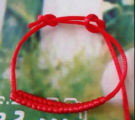 简单漂亮的红绳手链编织步骤